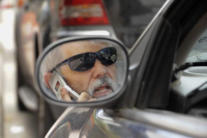 Using cell phone while driving to be outlawed in B.C. by 2010 - image