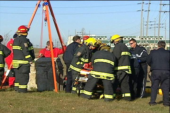 Passerby spurs rescue effort for man trapped down well - image