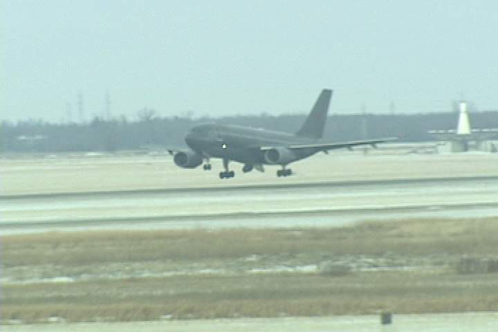 Military plane makes emergency landing in Winnipeg - image