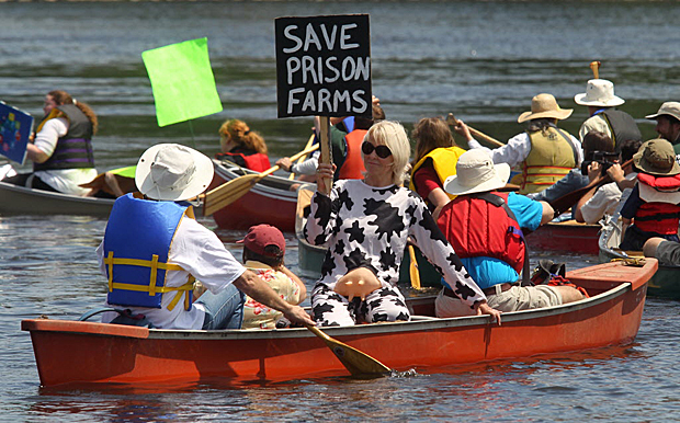 Hundreds block road to support prison farms - image