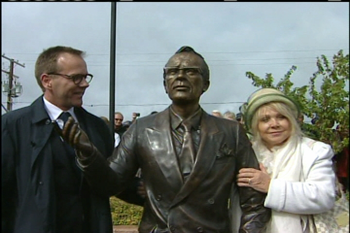 Statue honouring Tommy Douglas unveiled in Weyburn - image