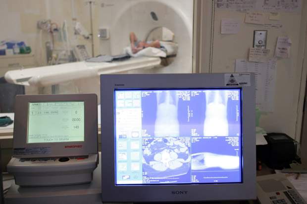 Doctors help deliver scanner to Ghana - image