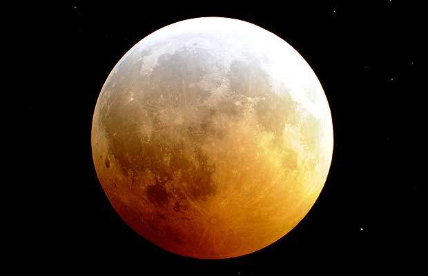 Earthlings treated to 2010’s only total lunar eclipse; moon slowly turns to red - image