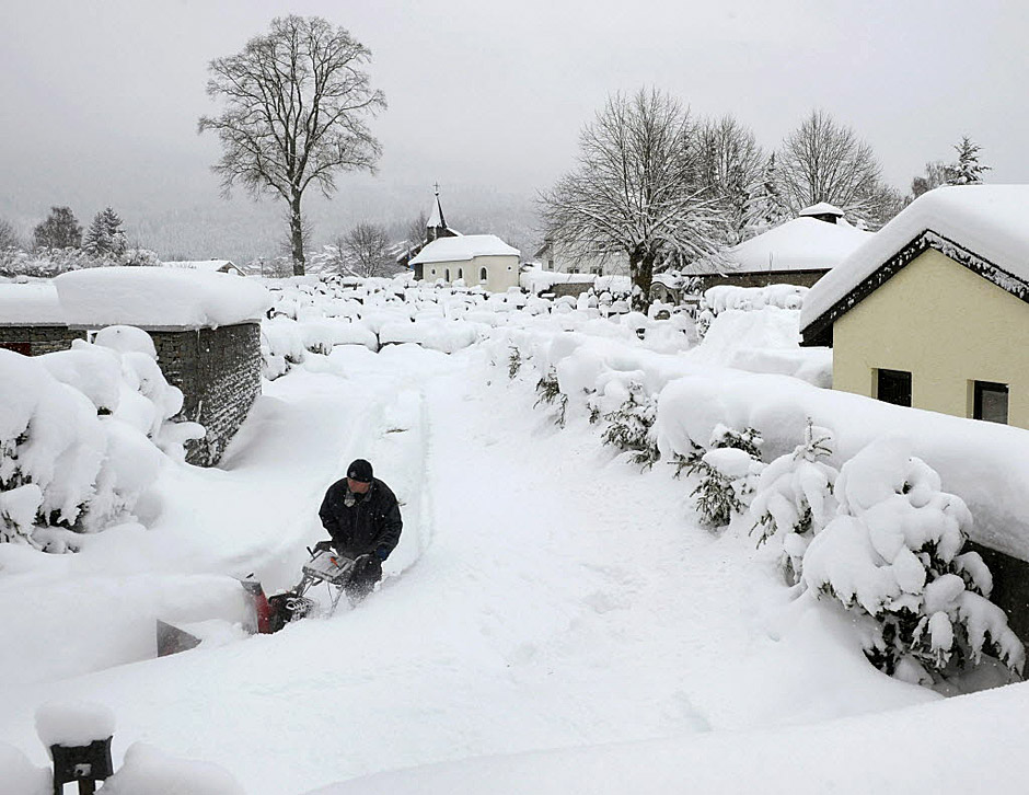 Snowfall grounds 450 flights in Germany - image