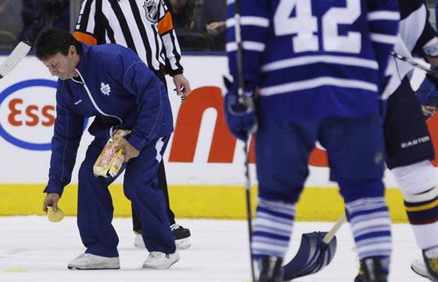 Fan banned from ACC for waffle throwing at Leafs game - image