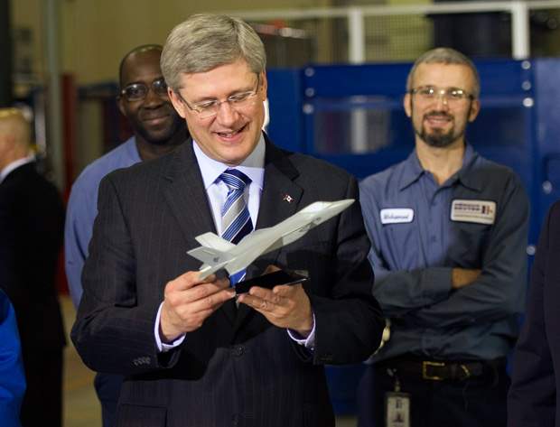 Harper in Que. defends fighter jet contracts - image