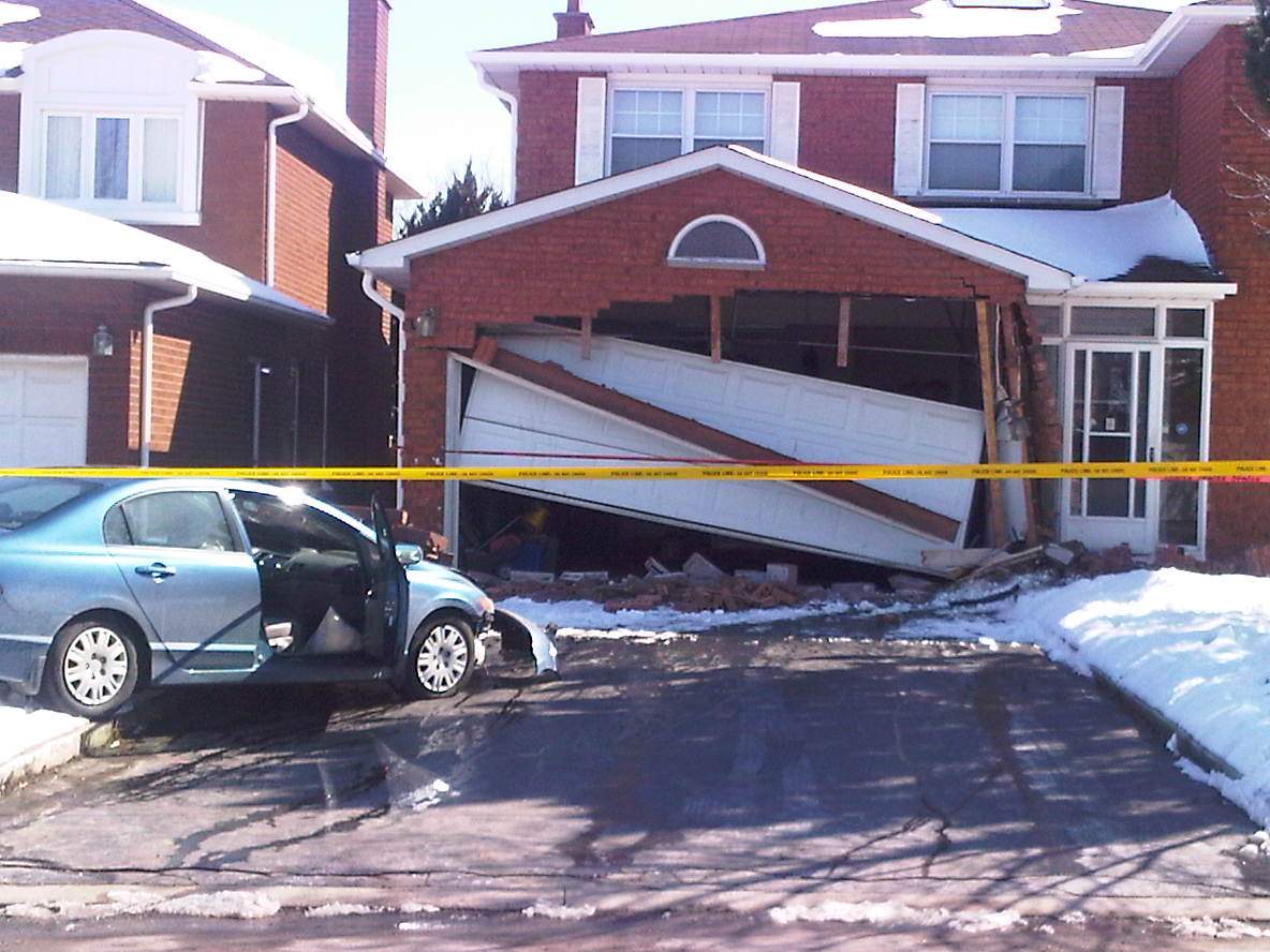 Car crashes into Mississauga house - image