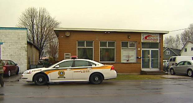 3 arrested for selling alarms with pepper spray - image