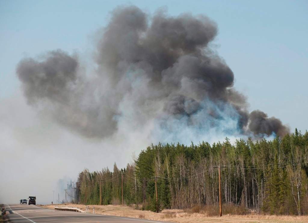 Winds calm as devastated Slave Lake battles wildfires - image