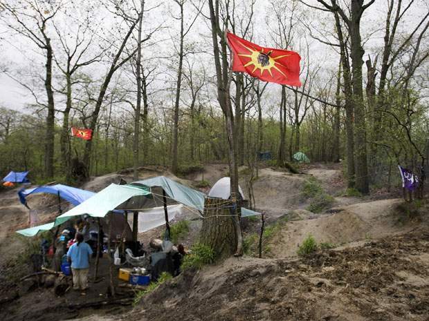Mohawks set up camp in Toronto’s High Park - image