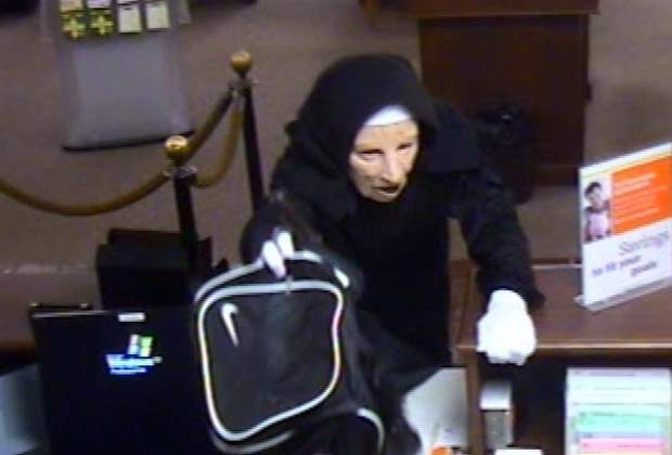 Thieves dressed as nuns rob Chicago bank - image