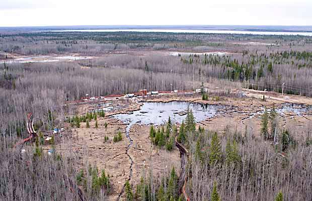 Wildfire forces evacuation at Rainbow pipeline spill site - image