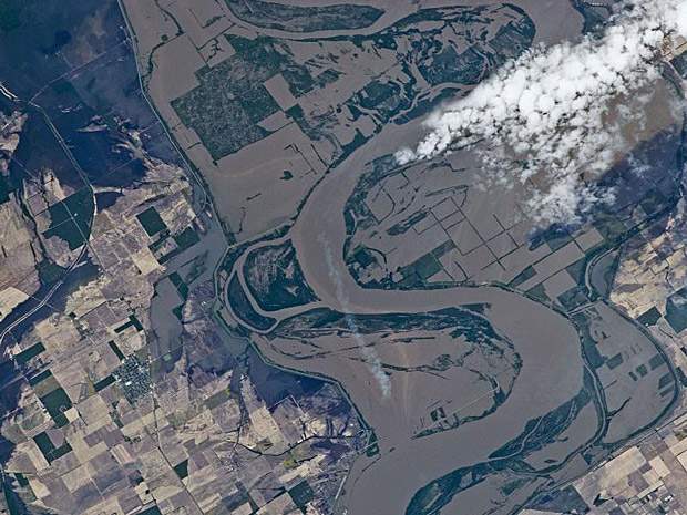 Millions at stake over Mississippi River port closure - image