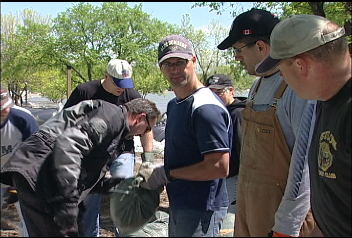 Lundar Beach residents shore up dikes following flood warning - image
