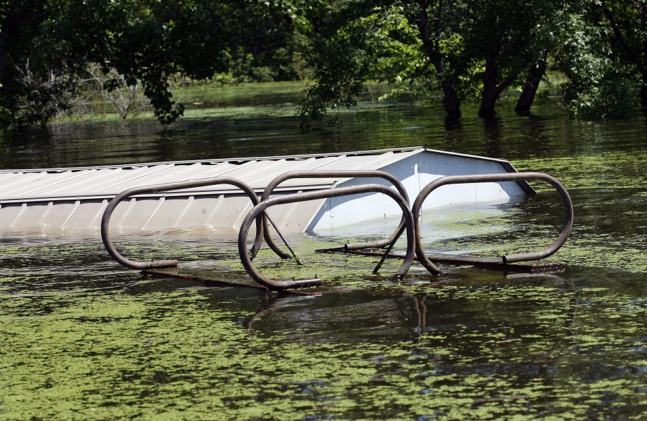 Flooding river levels off in Minot, N.D. - image