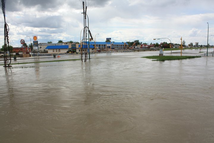 Volunteers travel from Regina to Weyburn, helping flood ravaged city - image