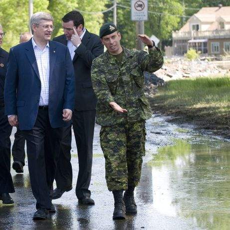 Harper enters Quebec flood zone - image
