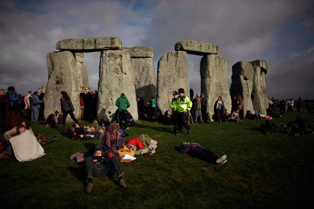 Sun worshippers flock to Stonehenge for summer solstice - image
