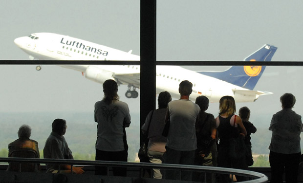 Lufthansa jet makes emergency landing in Canada - image