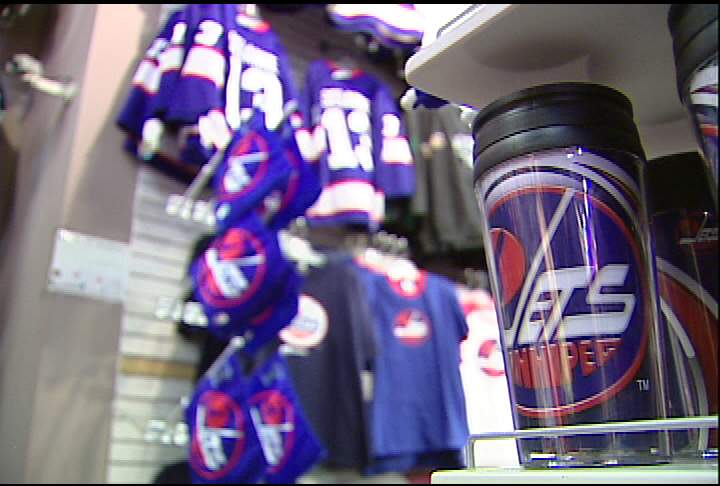 Hockey fans scoop up Jets merchandise - image