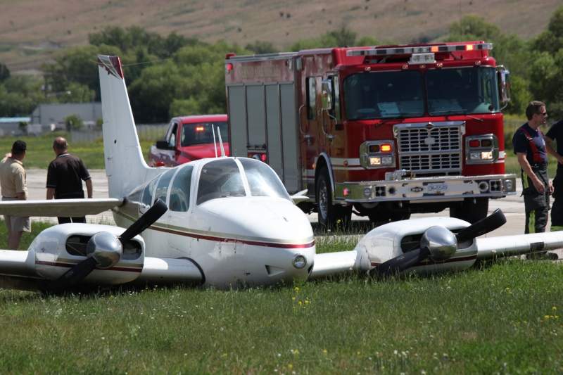 Plane lands without gear in Vernon - image