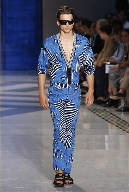 Versace menswear starts cool, then reverts to tight-fitting sexy styles ...