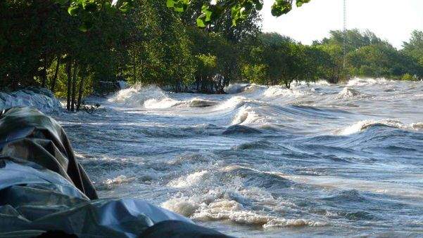 High winds could bring more damage to Lake Manitoba - image