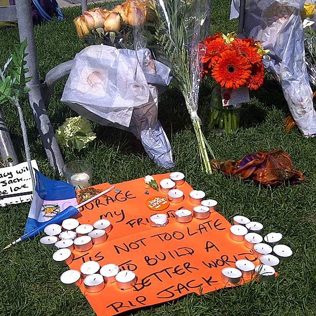 Canadians look for ways to remember Jack Layton - image