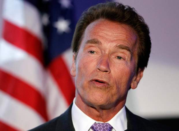 Hundreds line up to see Arnold Schwarzenegger in Toronto - image