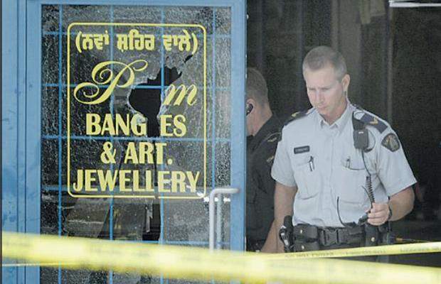 Employee shot in robbery of Surrey jewelry store | Globalnews.ca
