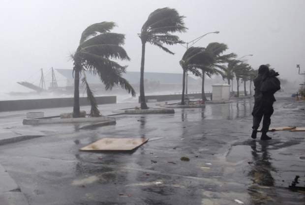 Flight cancellations loom as Irene tracks near U.S. coast - image