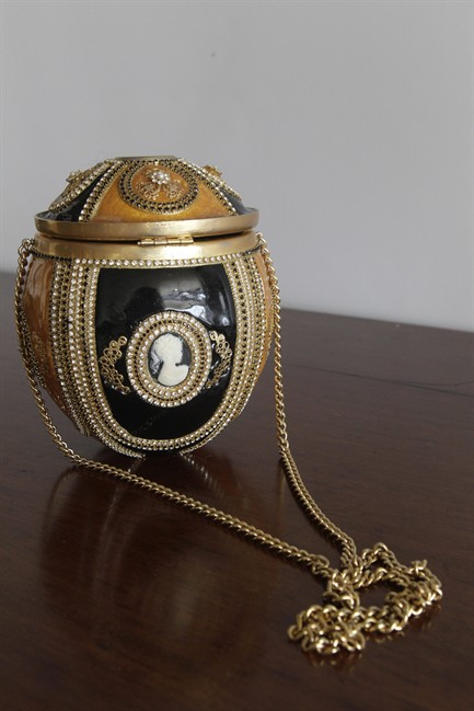 EGG SITTER 本物 Widow of Perdue Farms' 'Chicken Man' handcrafts exquisite egg