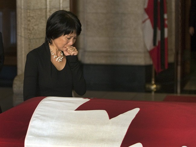 mourners-pay-their-respects-as-jack-layton-returns-to-ottawa-one-last