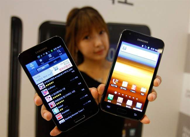 A model poses with Samsung Electronics' new smart phones Galaxy S II LTE, right, which features the 4.5-inch Super Amoled Plus screen and runs on the Android 2.3, and Galaxy S II HD LTE, which features the 4.65 HD Super Amoled screen and runs on the Android 2.3 during its unveiling ceremony in Seoul, South Korea, Monday, Sept. 26, 2011. (AP Photo/Lee Jin-man).