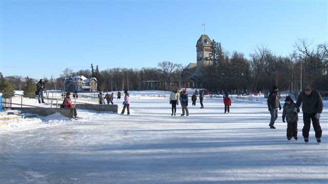 The one-kilometer long skating trail highlights the surroundings of Assiniboine Park.

