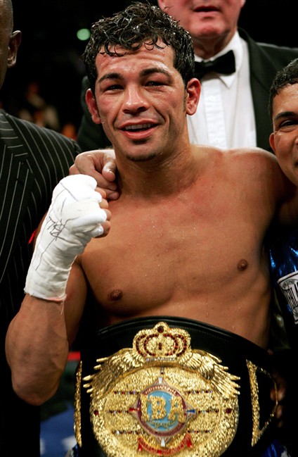 Arturo Gatti celebrates his win over Thomas Damgaard of Denmark in their IBA Welterweight Championship fight at Atlantic City Boardwalk Hall in Atlantic City, N.J., Jan. 28, 2006. A head injury found on late boxer Arturo Gatti shows that he didn't commit suicide in 2009.That's the conclusion of a forensic expert hired by Gatti's former manager. The results of a 10-month investigation are being presented at a northern New Jersey boxing gym on Wednesday.THE CANADIAN PRESS/AP-Mel Evans.