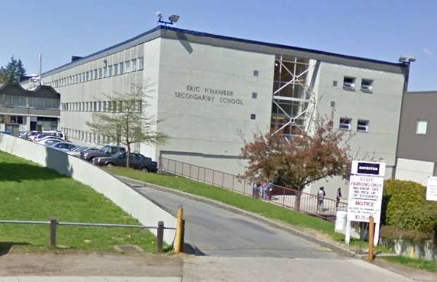 Тийнейджър беше намушкан с нож след гимназиален баскетболен мач във Ванкувър