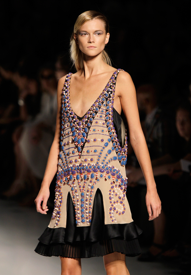 Etro updates the 1920s Jazz Age with soft silhouettes punctuated by bold colours - image