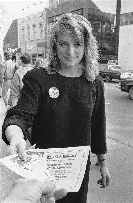 FILE - In this Oct. 29, 1984 file photo, Eleanor Mondale, daughter of Democratic Presidential nominee Walter Mondale, passes out campaign literature for her father on Chicago's Michigan Avenue. Eleanor Mondale, a vice president's daughter who carved out her own identity as a broadcast journalist and gossip magnet, died at her home in Minnesota, Saturday, Sept. 17, 2011, according to a family spokesperson. Mondale was 51. (AP Photo/Charlie Knoblock, File).