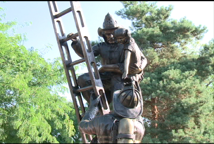 9/11 firefighter statue unveiled in Kelowna | Globalnews.ca