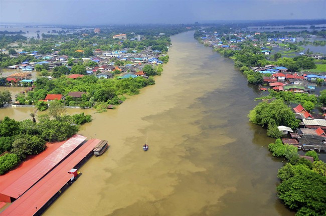 Auto production in Thailand disrupted by floods that now threaten