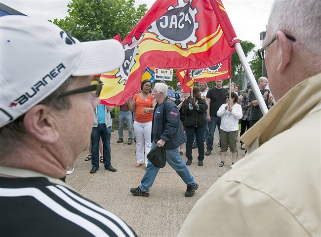 Canada Post workers taking Harper government to court over back-to-work order - image