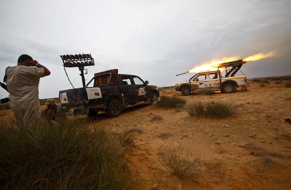 Hundreds flee Gadhafi’s hometown as Libyan revolutionary forces try to ...