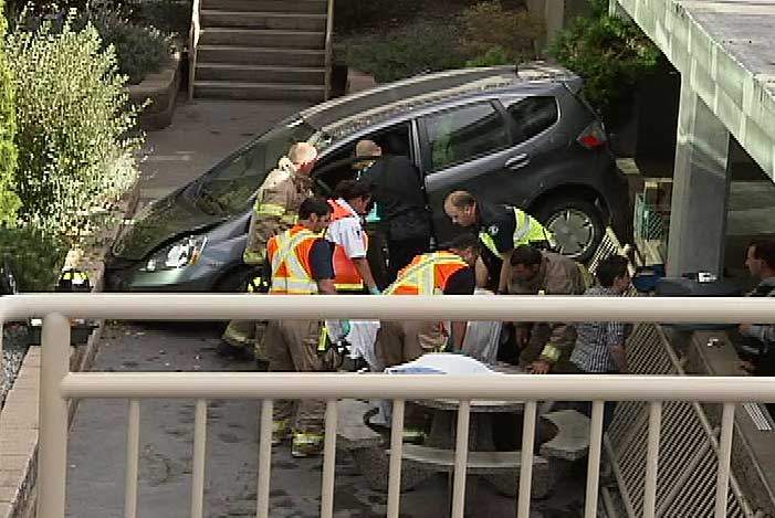 Car goes over railing at Kelowna business | Globalnews.ca