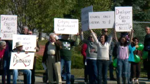 Protesters angry as Shawnee golf course closes to make way for housing - image