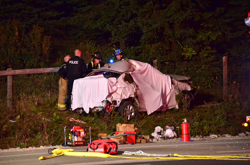 One dead, two injured after car slams into pole | Globalnews.ca