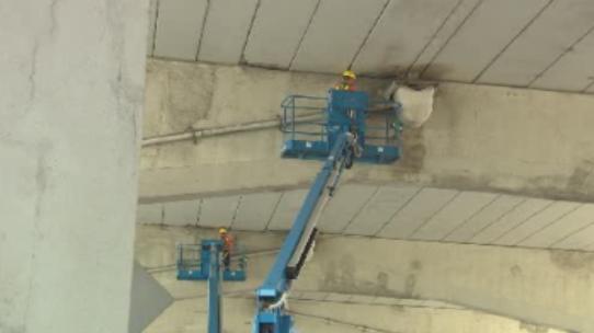 One car damaged after concrete falls from the Gardiner Expressway - image