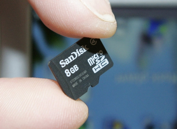 Canada won’t introduce copyright levy on memory cards - image