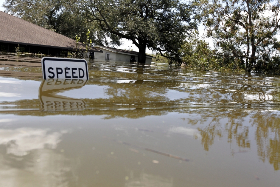 Isaac sidesteps New Orleans but flooding causes thousands to flee ...