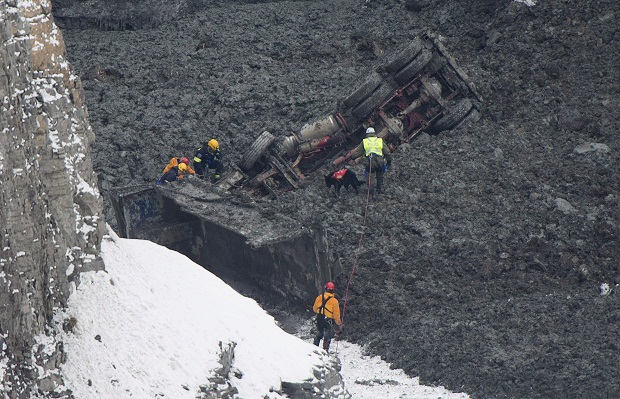 One person was injured and two others were missing after a landslide in a quarry near L’Épiphanie, Que. on January 29, 2013.